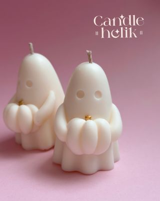 👻 „Neboj, já nestraším… jenom krásně voním!“ Ručně vyráběná svíčka ve tvaru ducha s dýní – protože i Halloween může být...